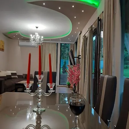 فيلة мая